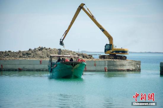 资料图：海南一企业擅自填海造码头建工厂。骆云飞 摄 